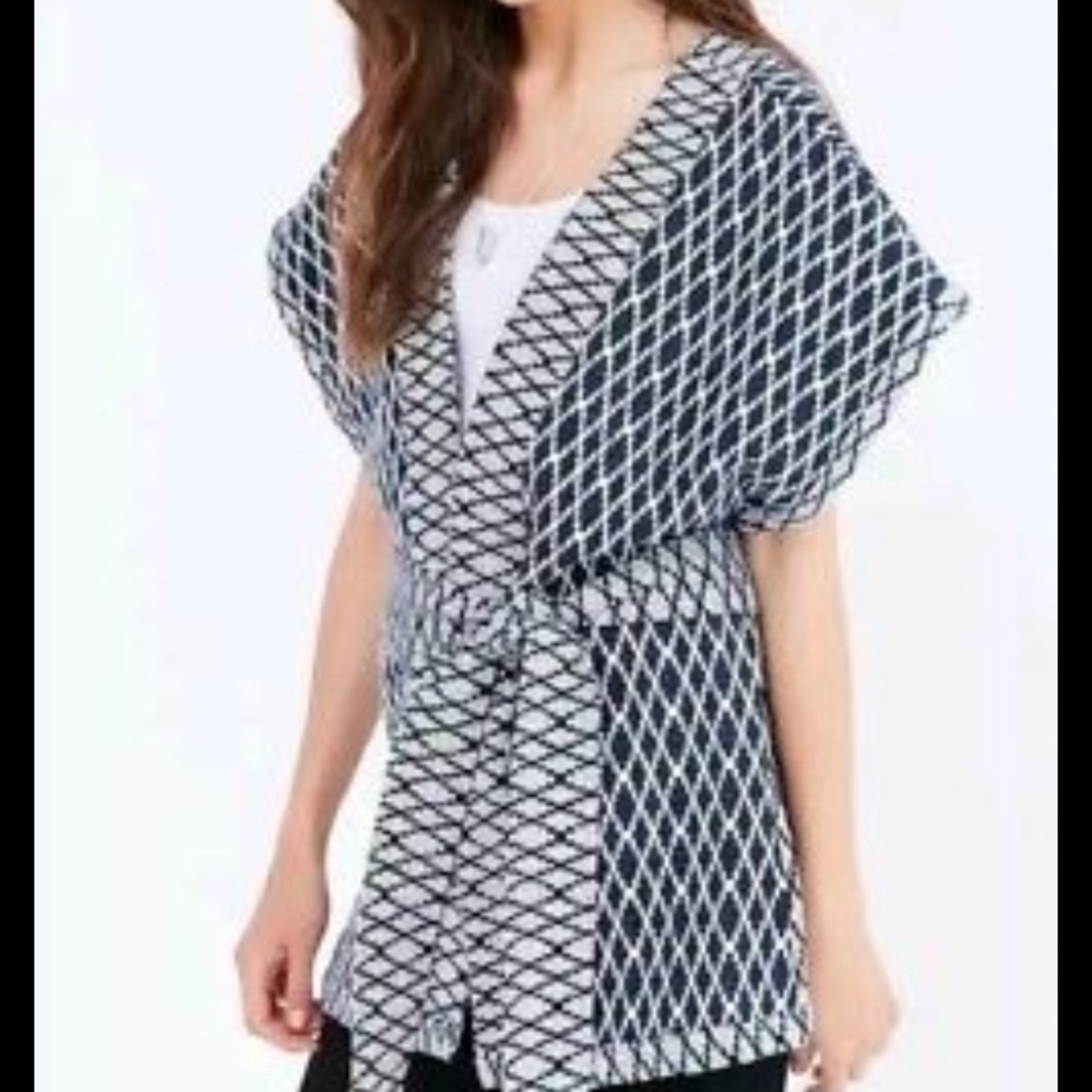 Textured short sleeve kimono with belt